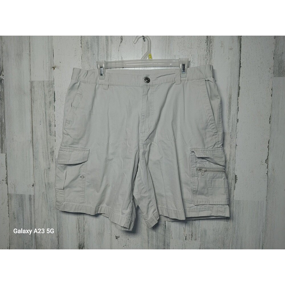Columbia Men's Large Beige Cargo Shorts